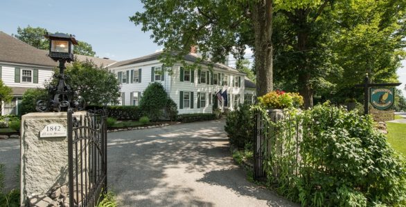 Entrance-to-Manchester-Vermont-Inn-for-sale