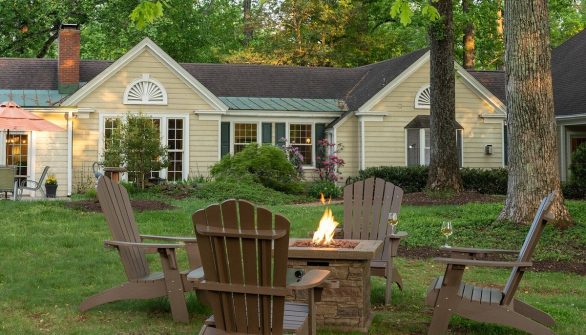 Exterior image of Foxfield Inn in Virginia