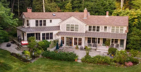 Exterior photo of Coveside Inn Maine